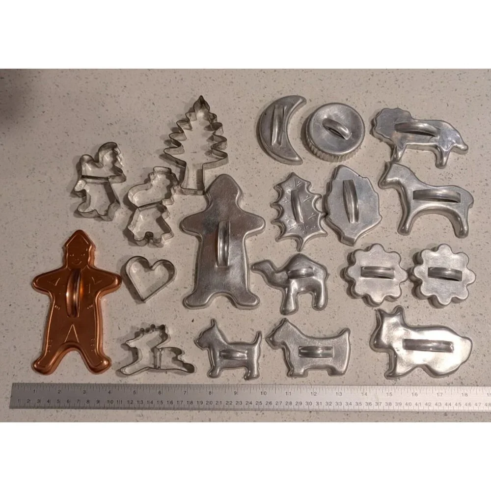 Vintage 1950s Assorted Metal Cookie Cutters Set Of 19 - Picture 11 of 16